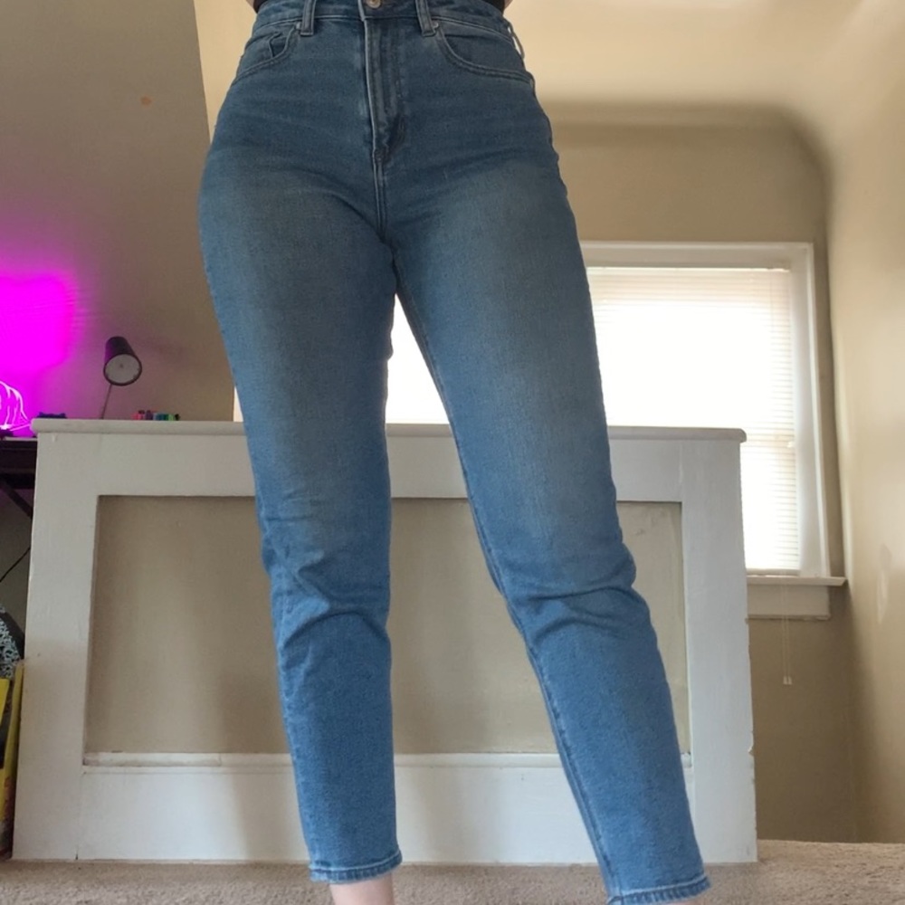 American Eagle medium wash mom jean
